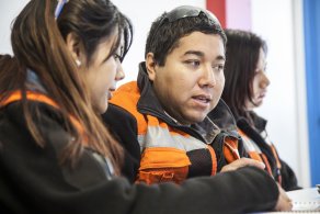 Ministro Hales contrata a jóvenes de Alto El Loa como operadores mina Ministro Hales contrata a jóvenes de Alto El Loa como operadores mina