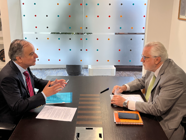 El presidente del directorio de Codelco y el gerente general de SQM iniciaron formalmente hoy la negociación del contrato de litio