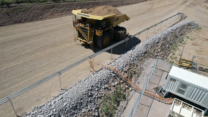 Codelco testeará innovador sistema de CAT para transferir energía eléctrica a camiones en movimiento