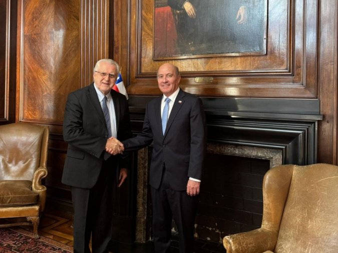 Ministro de Hacienda recibe al presidente del directorio de Codelco para abordar resultados y desafíos de la empresa