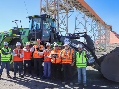 Ministro Hales incorpora cargador frontal 100% eléctrico para sus operaciones de logística de graneles