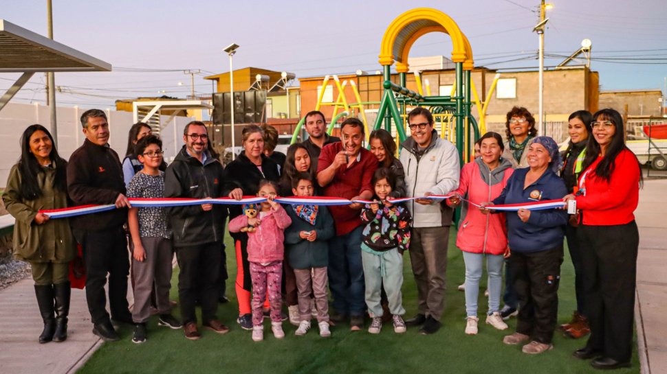 Ministro Hales y vecinos del sector Francisco Segovia inauguran nueva plaza en zona norponiente de Calama