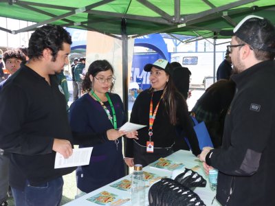 Ministro Hales fortalece vínculo con estudiantes de Calama en Feria Laboral