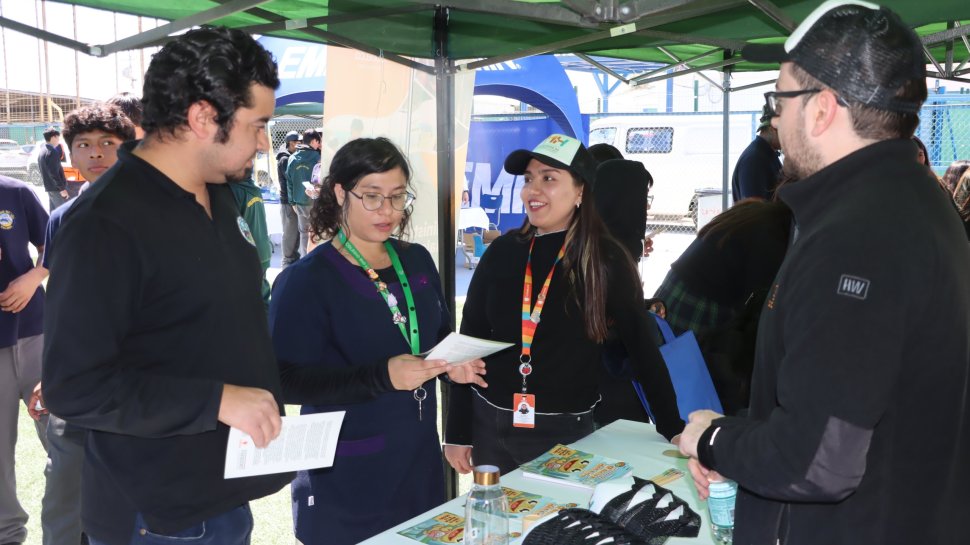 Ministro Hales fortalece vínculo con estudiantes de Calama en Feria Laboral