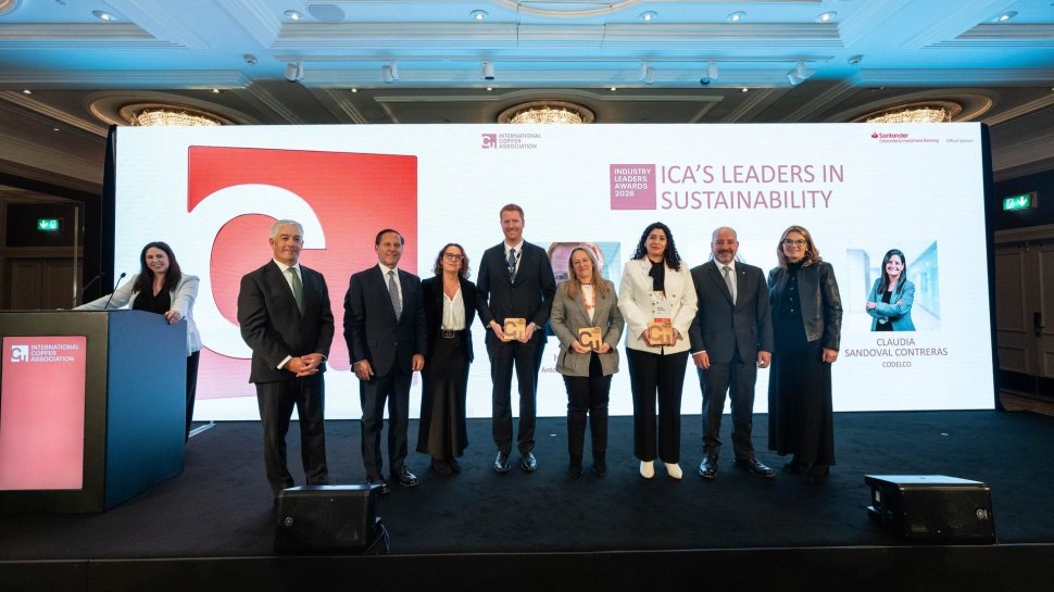 Gerenta de Codelco recibe prestigioso premio internacional como líder de la industria en sustentabilidad