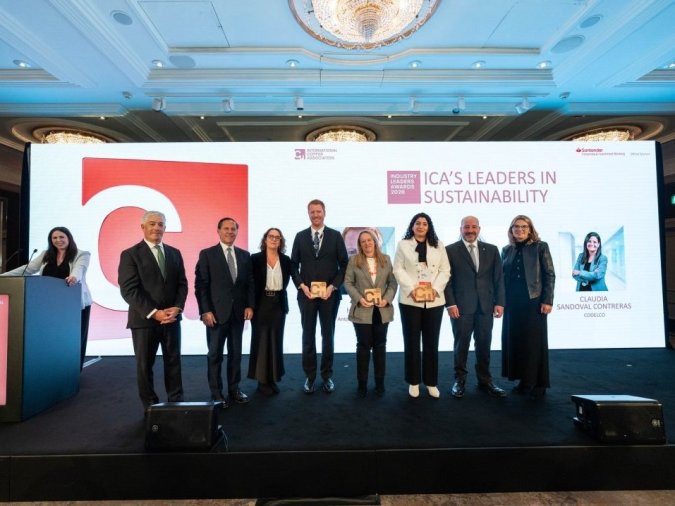 Gerenta de Codelco recibe prestigioso premio internacional como líder de la industria en sustentabilidad